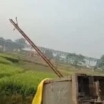 हीरवाह मार्ग पर बेकाबू होकर पलटा राखड़ लदा हाइवा, 11 केवी का बिजली पोल टूटा, बड़ा हादसा टला
