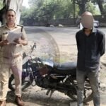मोबाइल छीनने और बाइक चोरी के मामले का खुलासा, सामान बरामद
