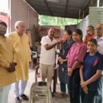 MBBS में चयनित अनुष्का को 1 लाख और BDS डिग्रीधारक उदिता को 50 हजार की आर्थिक सहायता