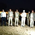 सोन नदी घाट पर प्रशासन की कार्रवाई, 200 घन मीटर अवैध रेत का स्टॉक नष्ट
