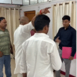 नगर निगम कार्यालय में पार्षद और सीवरेज कर्मचारी के बीच तीखी बहस, मारपीट की नौबत; वीडियो वायरल