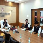समयबद्ध एवं गुणवत्तापूर्ण स्वास्थ्य सेवाओं से ग्रामीणों का विश्वास जीतें चिकित्सक, मैदानी अमले से सतत बनाए रखें संवाद : उप मुख्यमंत्री श्री शुक्ल