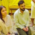 विराट-अनुष्का को आश्रम बुलाने के लिए 5 करोड़ मिलने का दावा, जानिए क्या है सच्चाई