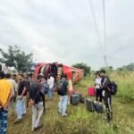 मैहर में हैदराबाद से बनारस जा रही स्लीपर बस पलटी, 35 से अधिक यात्री थे सवार, 2 घायल