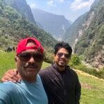 पिंडारी ग्लेशियर की दुर्गम चोटी पर जबलपुर रेल मंडल के कर्मचारियों ने फहराया तिरंगा