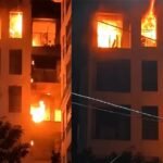 मुंबई की 10 मंजिला इमारत में भीषण आग, जान बचाने बालकनी से लटके लोग; 2 महिलाओं की मौत
